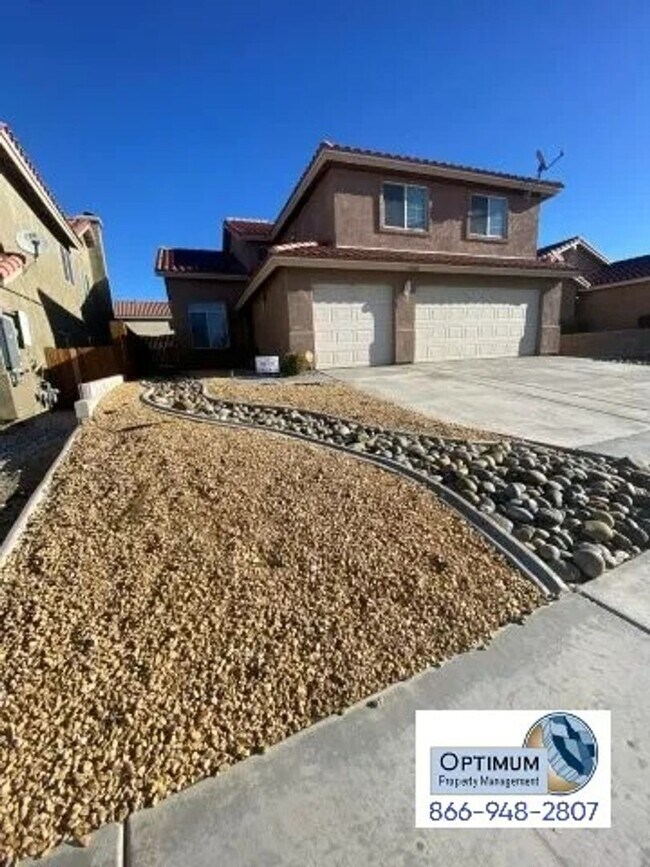 Foto del edificio - Spacious 4-Bedroom Home with 3-Car Garage ...