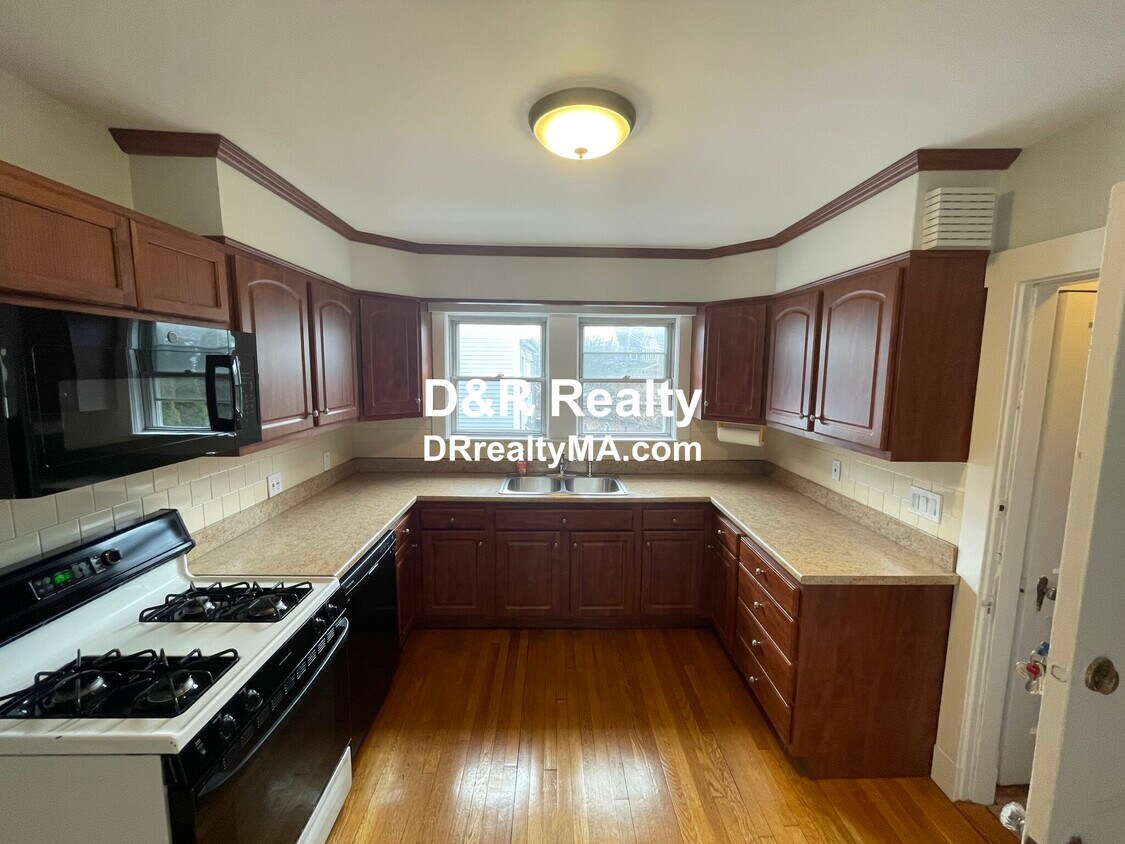 Primary Photo - 176 Maple St