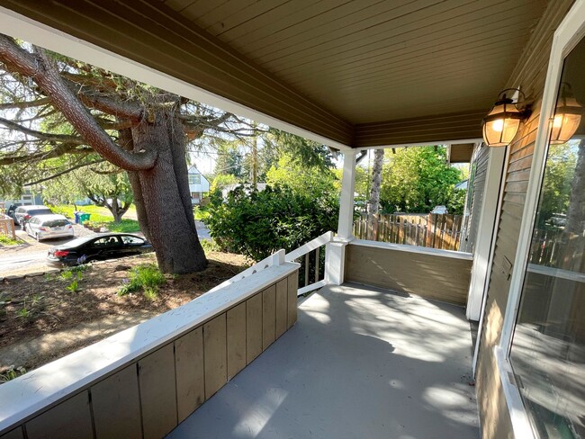 Building Photo - Charming 1920s Bungalow in Montavilla, Washer and Dryer Included!