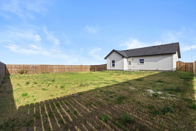 Foto del edificio - BRAND NEW HOMES FOR LEASE IN MERCEDES! 3BDs & 4BDs - CHOOSE YOUR HOME! MOVE IN SPECIAL - 1ST MONT...