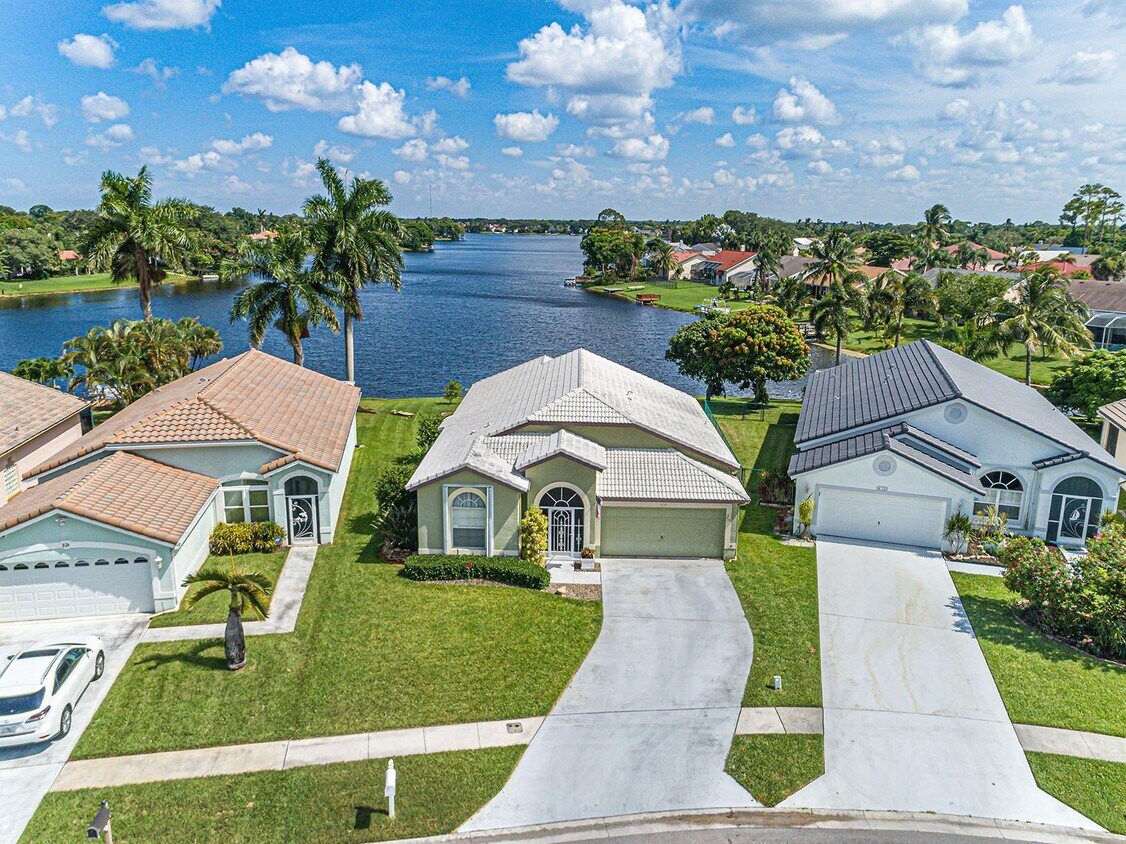 Primary Photo - 830 Lake Wellington Dr