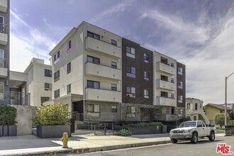 Building Photo - 5030 Rosewood Ave
