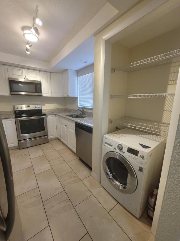Building Photo - 7851-7857 Pinehurst Dr.