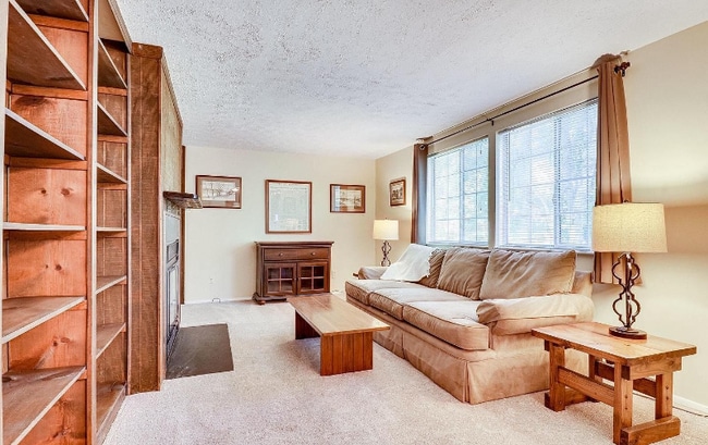 Foto del edificio - 9417 Mirror Pond Dr