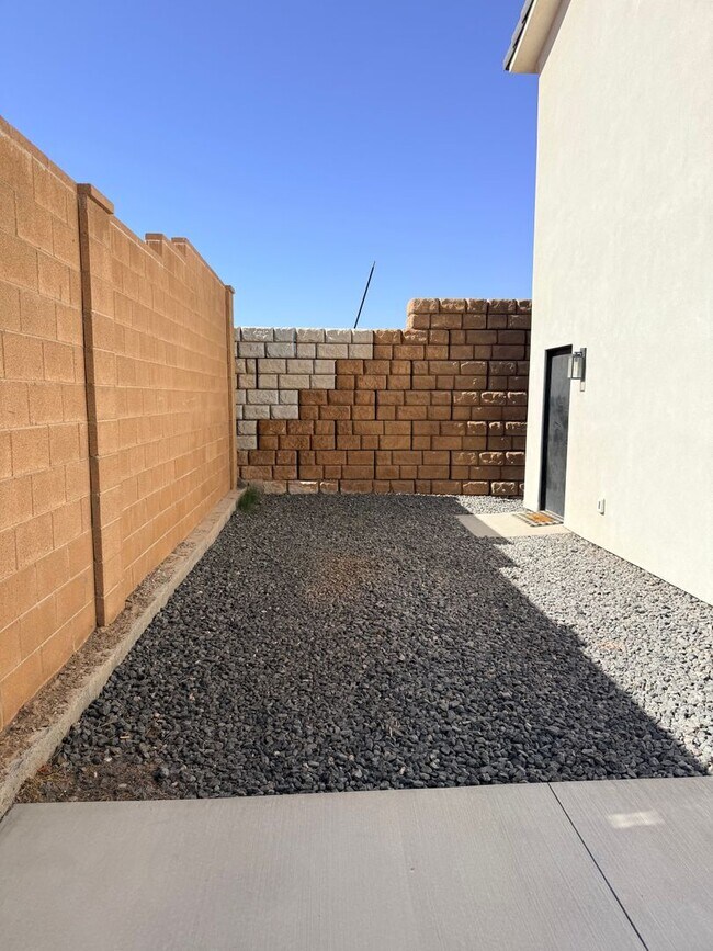 Building Photo - Luxury 3-Bedroom Residence in Grandpa's Pond – All Utilities & Internet Included