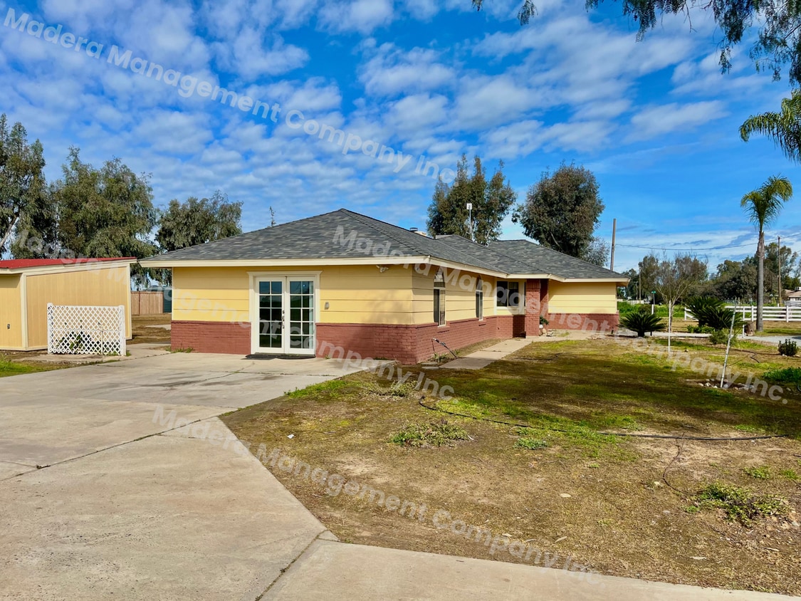 Building Photo - 19930 Oakhill Rd