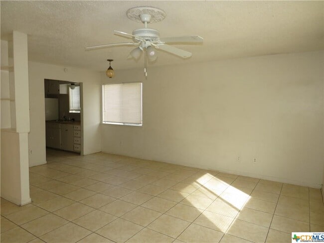 Building Photo - 507 E Beeline Ln