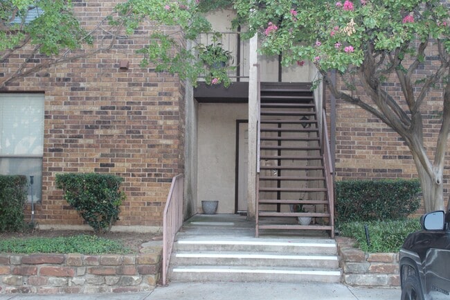 Building Photo - 2106 Rainbow Dr