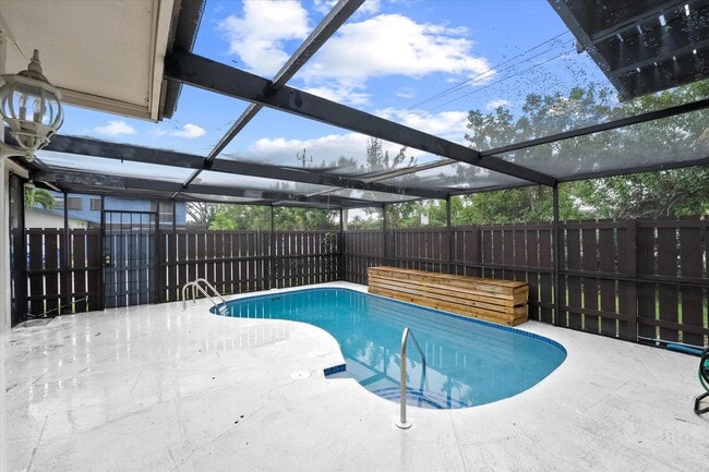 Foto del edificio - 4749 Holly Lake Dr