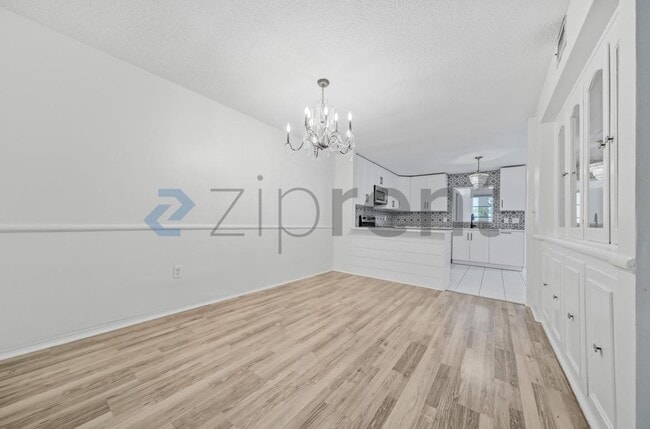 Building Photo - Unit 4