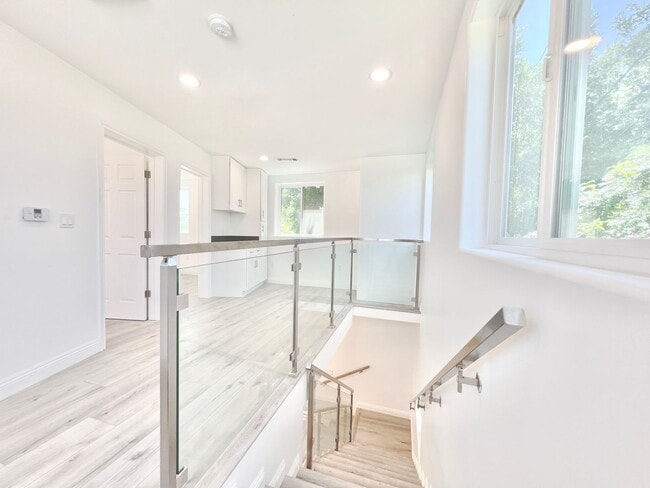 Building Photo - 2041 Linnington Ave