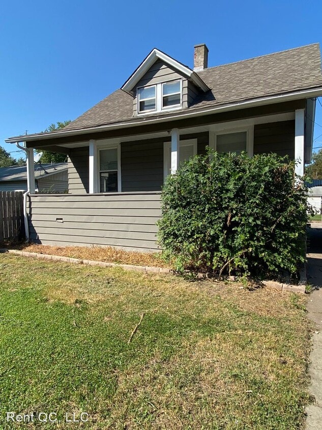 3 br, 1 bath House 2312 1/2 W. 1st Street House Rental in Davenport