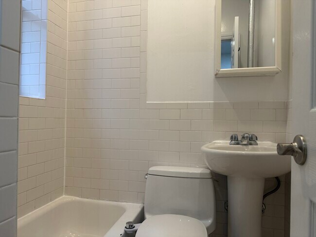 Foto del edificio - 215 E 4th St