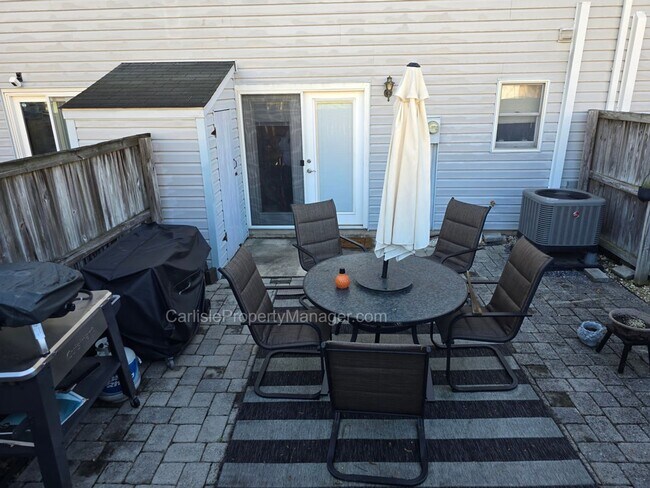 Foto del edificio - 2-Bedroom Townhouse w Fenced Patio, Off-Street Parking, Dishwasher, and Easy Commute
