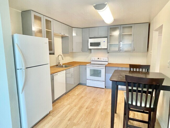 Foto del edificio - Light Filled, Pristine 1br/1Ba Condo w/Par...