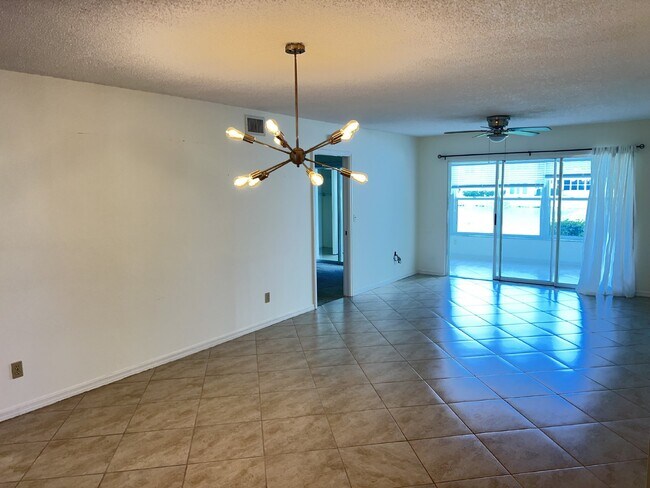 Foto del edificio - Great first floor Condo - Annual Lease