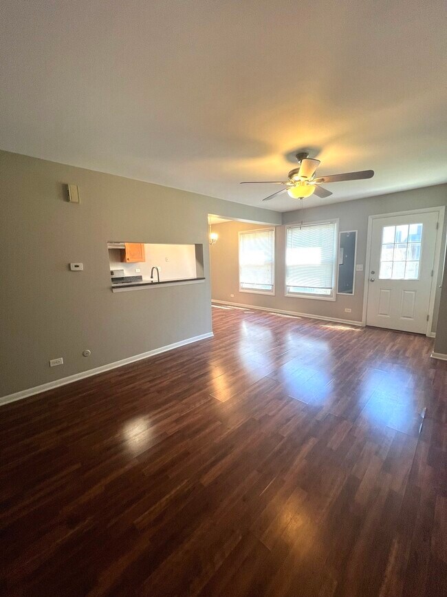 Foto del edificio - 323 Meadow Ct