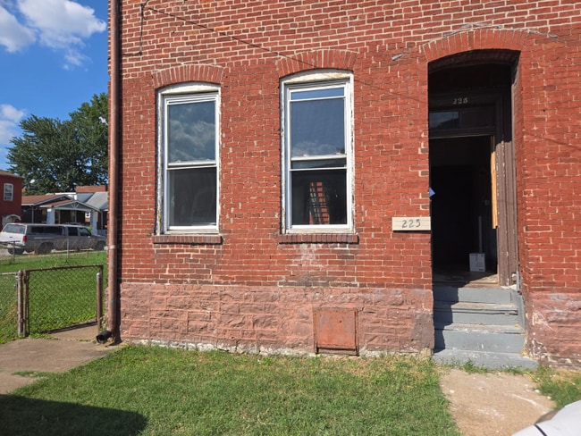 Building Photo - 225 Upton St