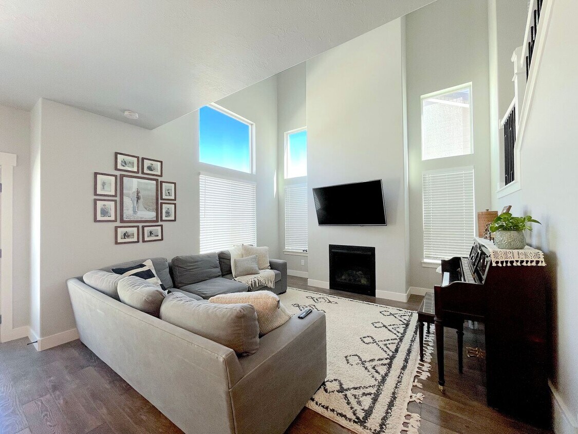 Foto principal - 3 Bed / 2.5 Bath Beautiful Lehi Home – $2,...