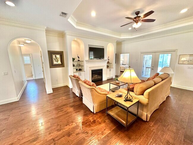 Building Photo - 206 E Pinehurst Dr