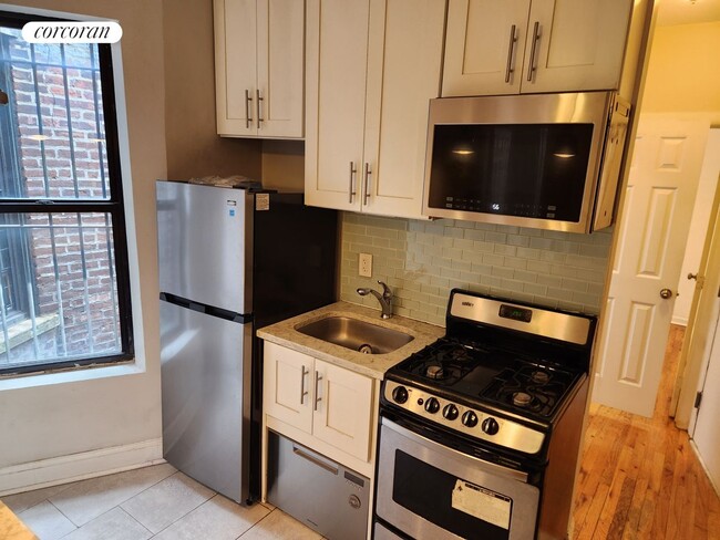 Building Photo - 265 W 146th St