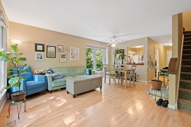 Foto del edificio - 2bd/2.5ba Townhouse Less than 1 Mile from ...