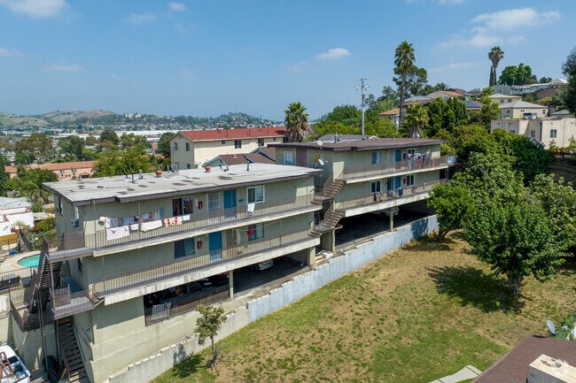 Vista cercana de los exteriores de la unidad - 1230 N Evergreen Ave