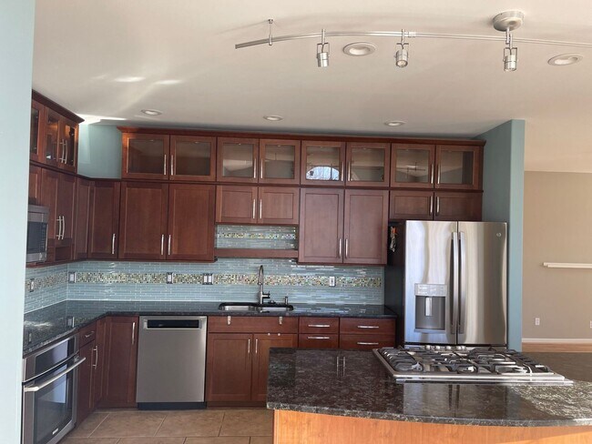 Building Photo - LARGE UPDATED 5 BEDROOM HOME - STAFFORD -A...