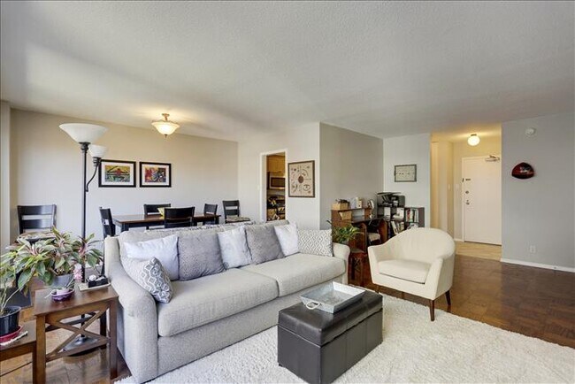 Sala de estar - 4515 Willard Ave