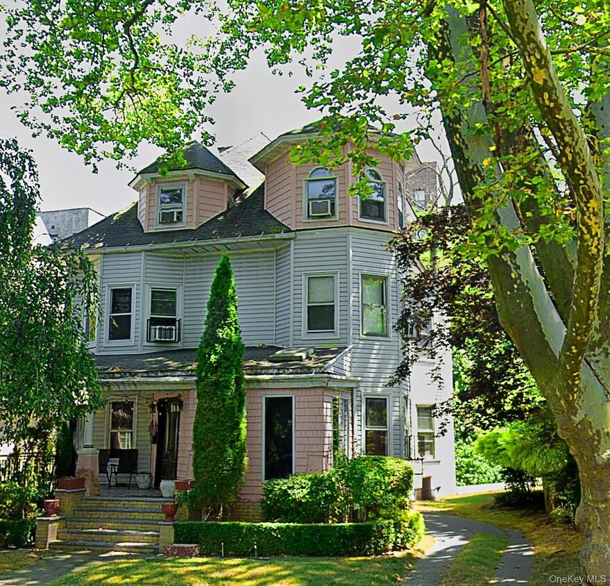 Primary Photo - 769 E 19th St