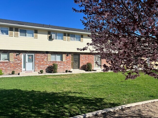 Foto del edificio - Fully updated Two Bedroom with Washer/Dryer