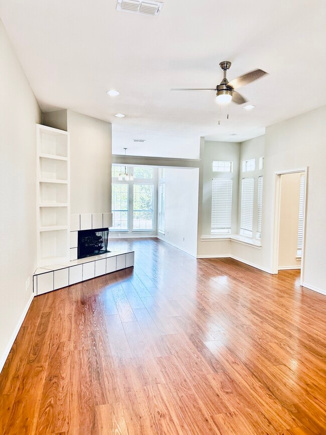 Foto del edificio - 12193 Rolling Oaks Dr