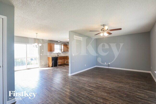 Building Photo - 2211 Larkspur St