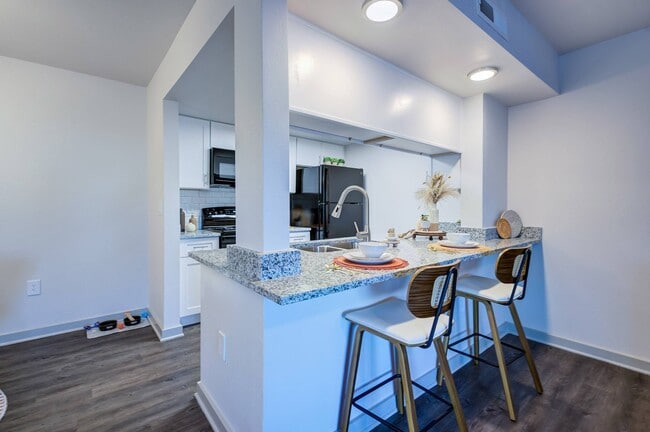 Building Photo - L'Estancia Apartment Homes