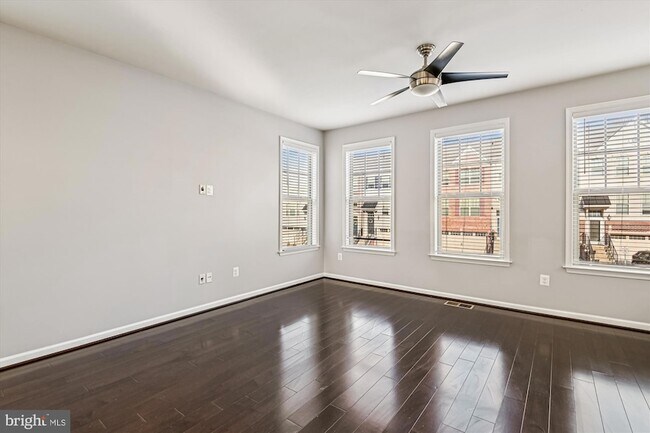 Foto del edificio - 7523 Holly Ridge Dr