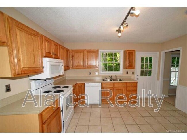 Building Photo - 10800 Whittersham Dr