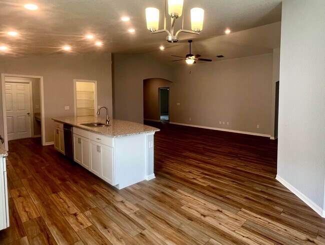 Building Photo - Beautiful 4-Bedroom Home in Saint Cloud – ...