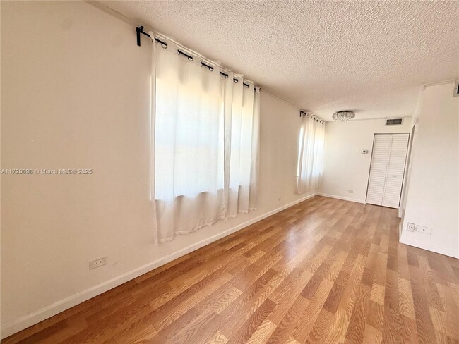 Foto del edificio - 3660 NE 166th St