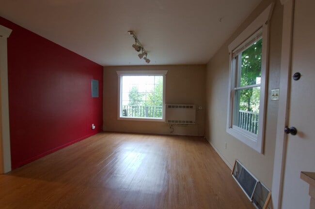 Building Photo - 2 & 4 Bedroom Apartments with Classic Charm & Bay View