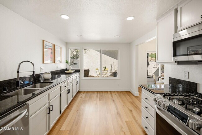Foto del edificio - 974 Quarterhorse Ln