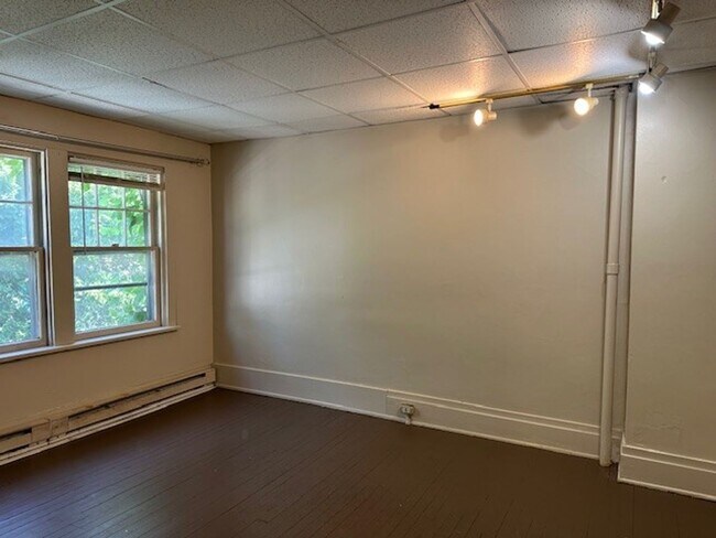 Building Photo - 2040 Zarker St