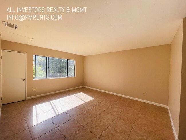 Foto del edificio - 313 N Melrose Dr