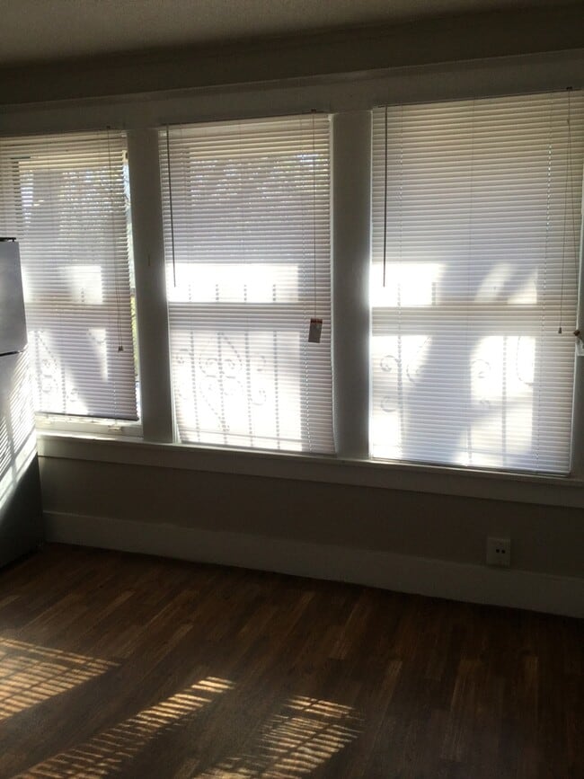 Building Photo - 1 Bedroom, 1 Bathroom Near UOM and Echles St