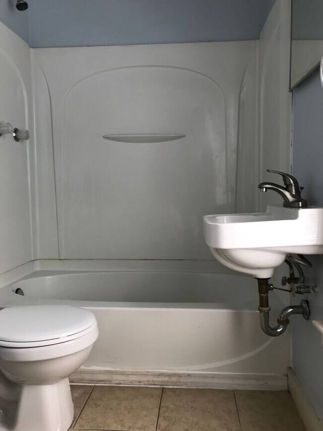 Foto del edificio - 3 bed -1.5 bath house near GVSU Pew Campus.