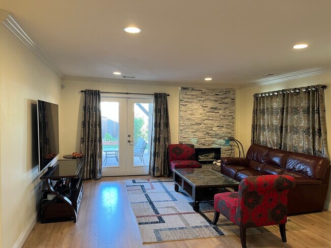 Building Photo - 1641 Edsel Dr