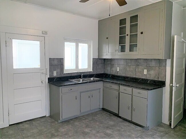 Building Photo - Downtown 2 Bedroom House