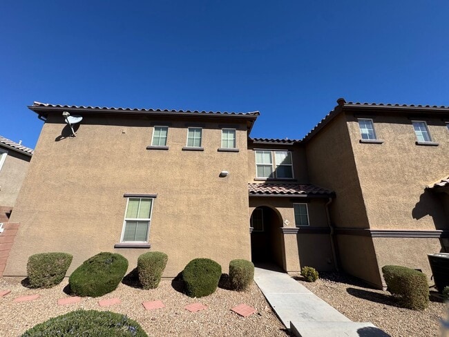 Foto del edificio - Newly renovated town home features 3 bedro...