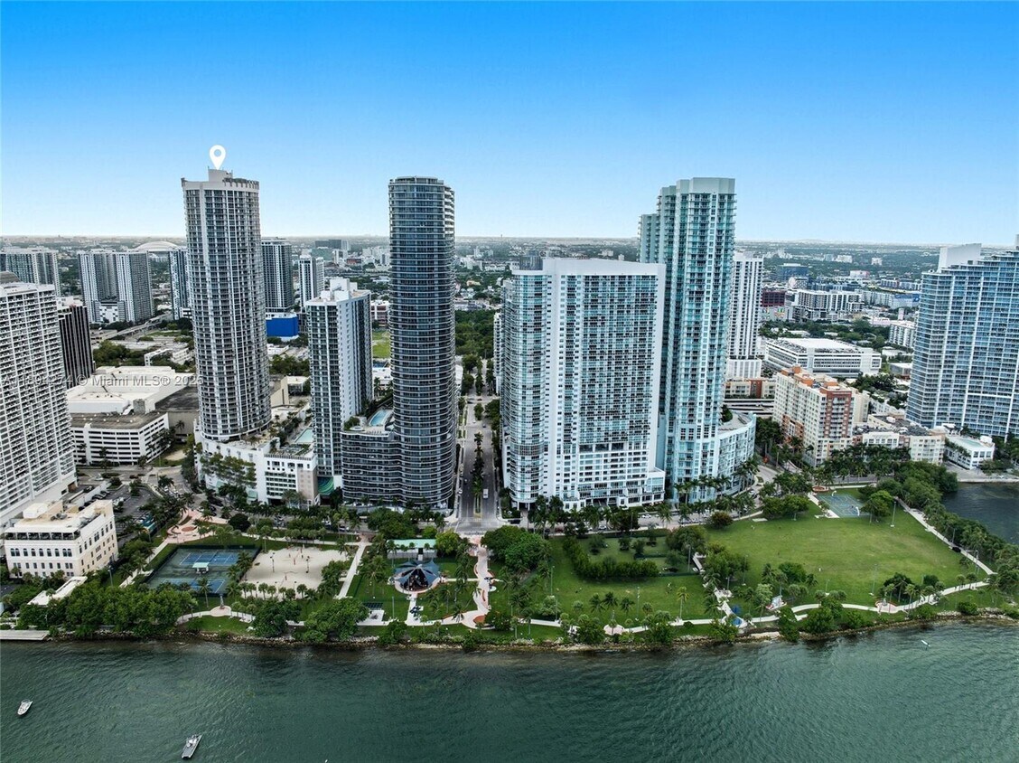Primary Photo - 1750 N Bayshore Dr
