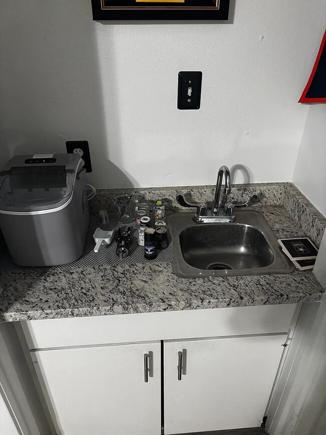 Foto del edificio - Room in Duplex on El Retiro Rd