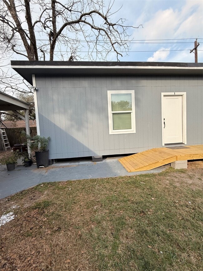 Building Photo - 814 Saddle Rock Dr